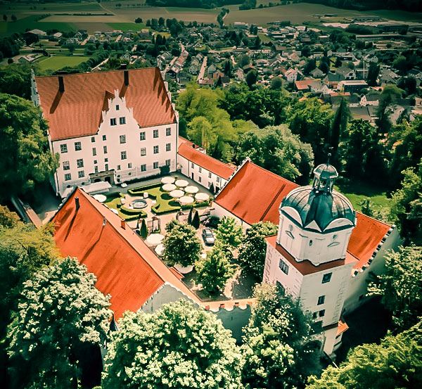 Schloß Neuburg aus der Luft.